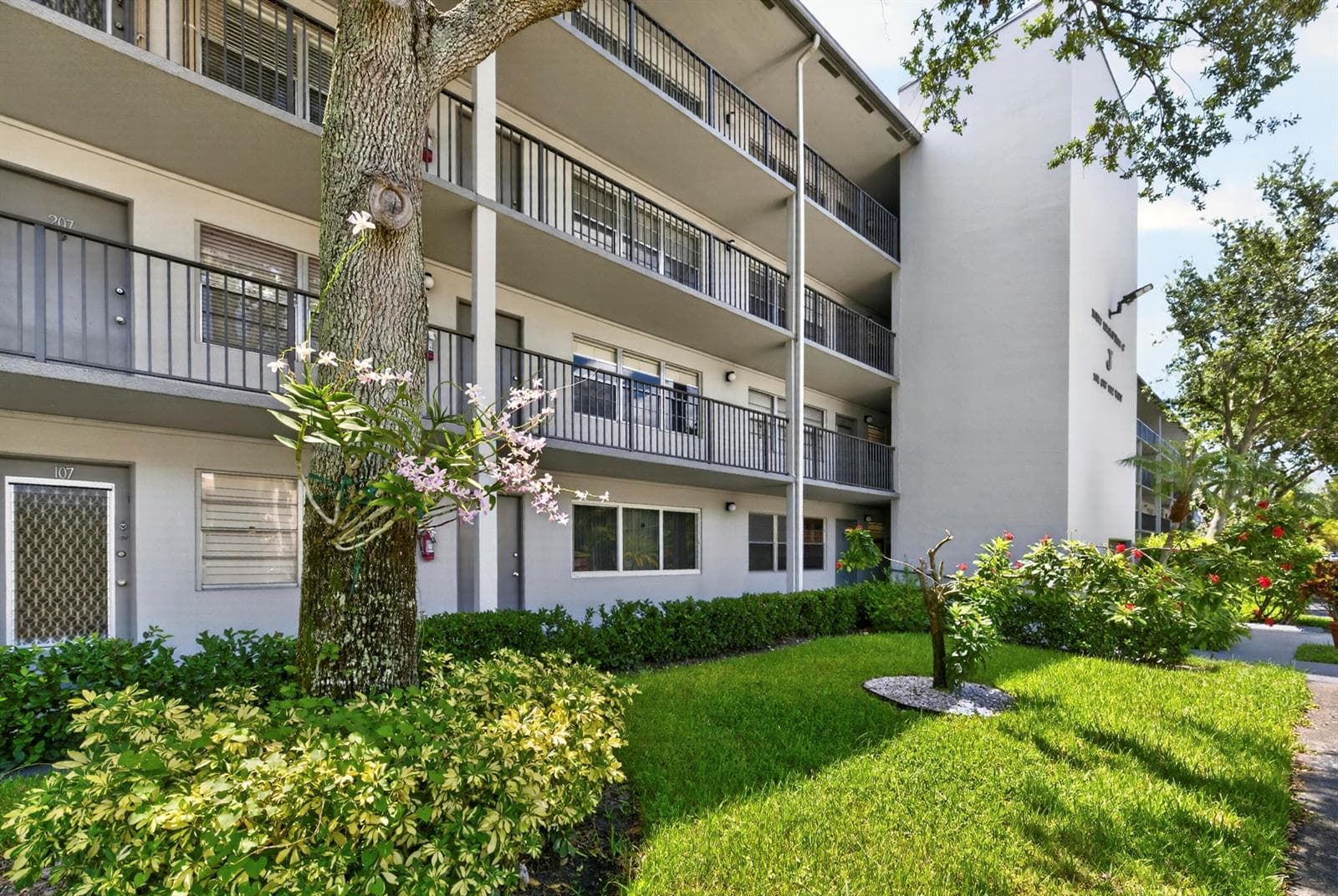 101 SW 132nd Way # 215J, Pembroke Pines FL 33027 - Pembroke Pines, FL - Photo 1
