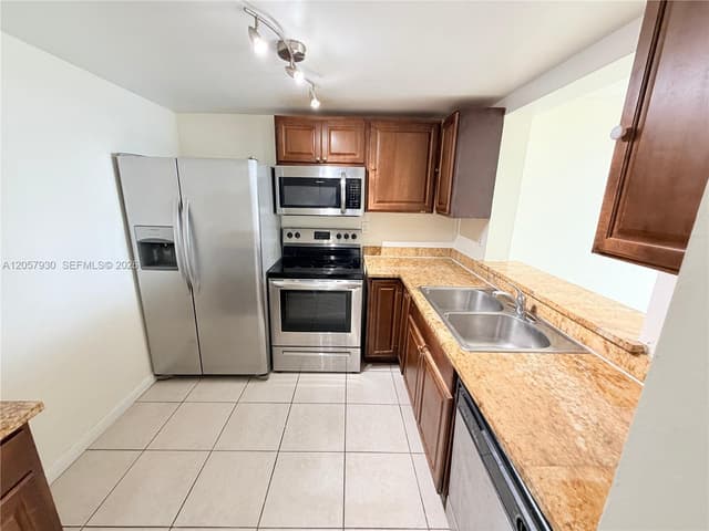 496 NW 165th St Rd # 409, Miami FL 33169 - Miami, FL - Photo 6
