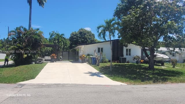 701 SW 4th Ct, Hallandale Beach FL 33009 - Hallandale Beach, FL - Photo 2