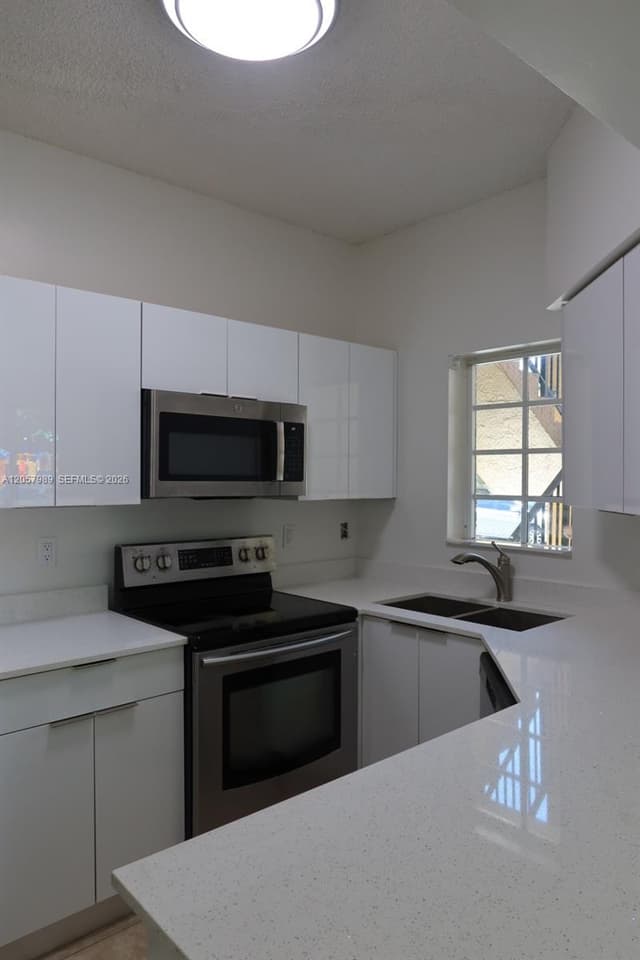 18340 NW 68th Ave # A, Hialeah FL 33015 - Hialeah, FL - Photo 4