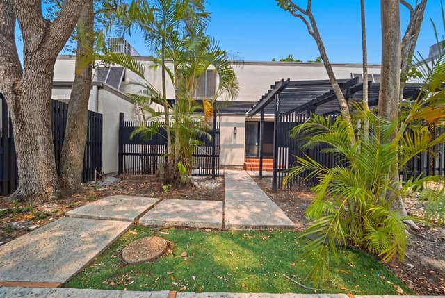 1391 E GOLFVIEW Drive # 1391, Pembroke Pines FL 33026 - Pembroke Pines, FL - Photo 2