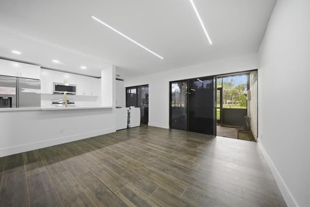 1391 E GOLFVIEW Drive # 1391, Pembroke Pines FL 33026 - Pembroke Pines, FL - Photo 4
