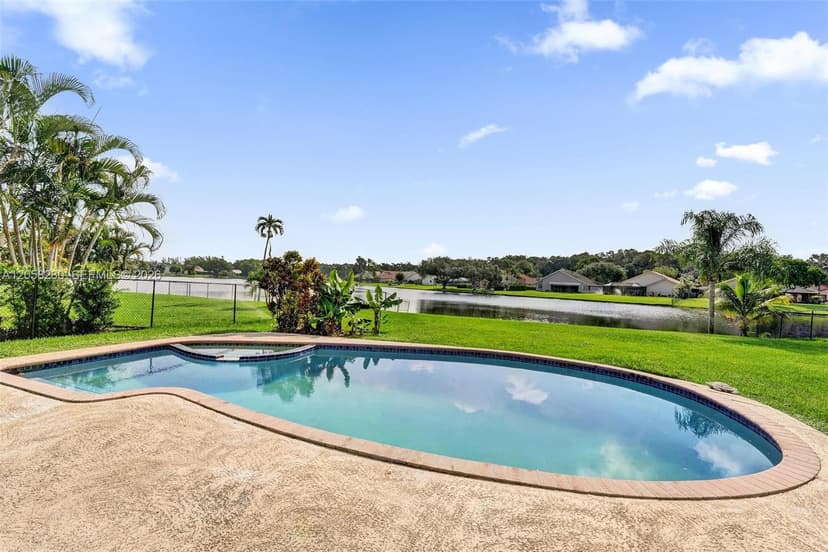 1720 W Oak Knoll Cir, Davie FL 33324