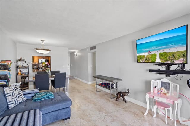 6215 W 20th Ave # 402, Hialeah FL 33012 - Hialeah, FL - Photo 4