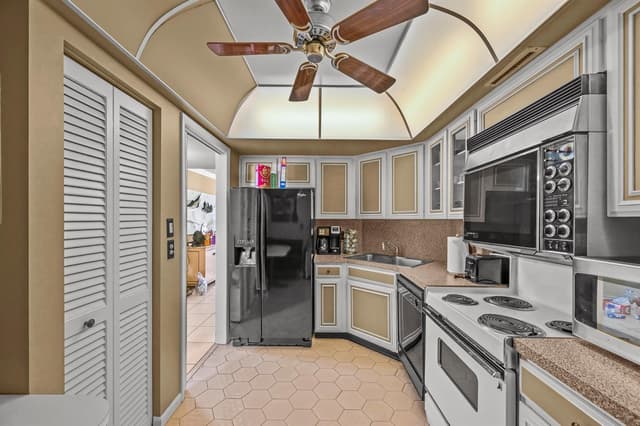 2425 PRESIDENTIAL Way # 1006, West Palm Beach FL 33401 - West Palm Beach, FL - Photo 5