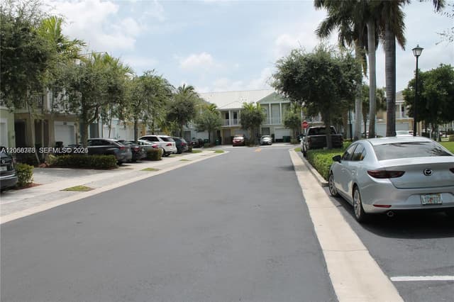 10770 NW 74th Ln, Doral FL 33178 - Doral, FL - Photo 6