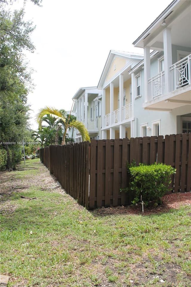 10770 NW 74th Ln, Doral FL 33178 - Doral, FL - Photo 4