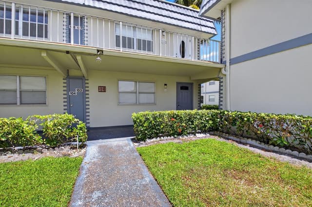 103 Brittany C, Delray Beach FL 33446 - Delray Beach, FL - Photo 2