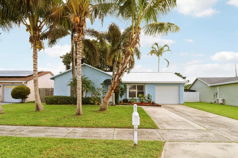 104 BANYAN Circle, Jupiter FL 33458