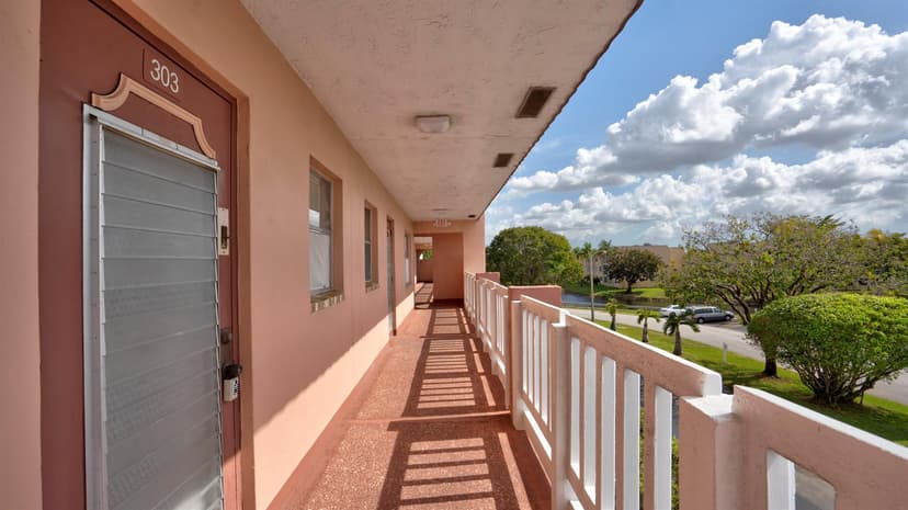 9400 SUNRISE LAKES Boulevard # 303, Sunrise FL 33322