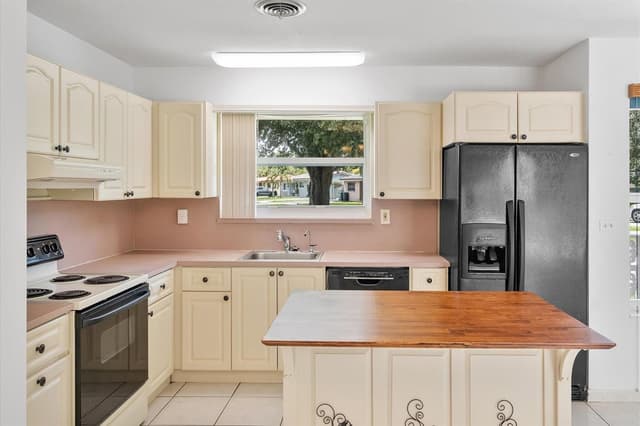 13988 Lake Lure Court, Miami Lakes FL 33014 - Miami Lakes, FL - Photo 7