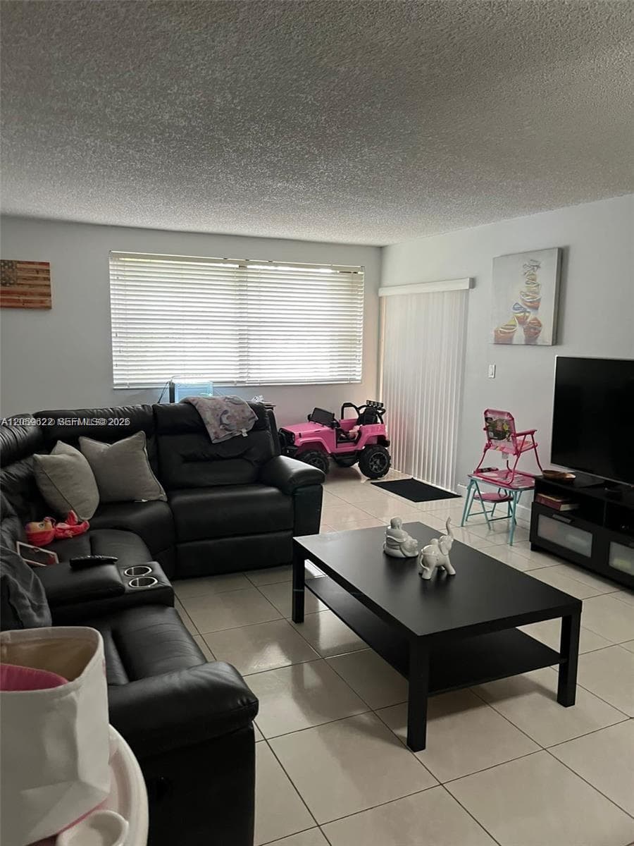 10135 NW 9th St Cir # 208, Miami FL 33172