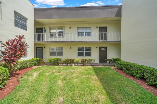 742 Normandy P, Delray Beach FL 33484 - Delray Beach, FL - Photo 2