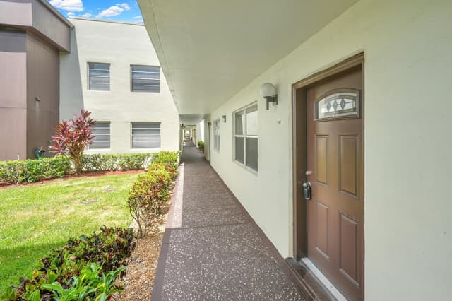 742 Normandy P, Delray Beach FL 33484 - Delray Beach, FL - Photo 3