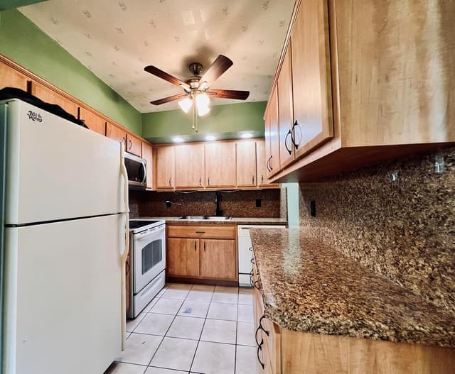 210 Easthampton I, West Palm Beach FL 33417 - West Palm Beach, FL - Photo 2