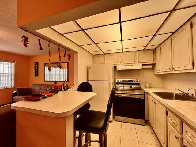 131 Camden F, West Palm Beach FL 33417 - West Palm Beach, FL - Photo 3