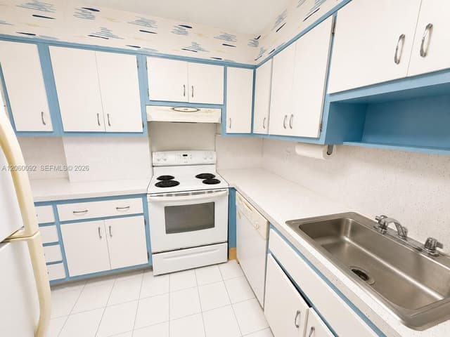 220 Kings Point Dr # 211, Sunny Isles Beach FL 33160 - Sunny Isles Beach, FL - Photo 3