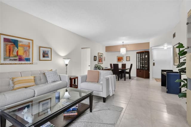 900 NE 195th St # 109, Miami FL 33179 - Miami, FL - Photo 4