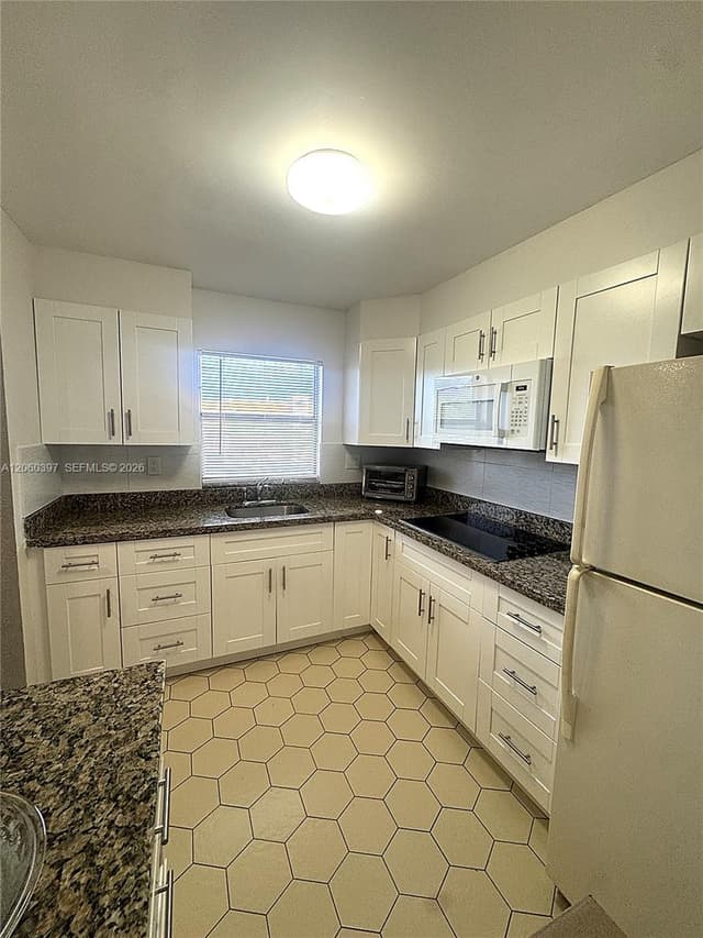 9580 Sunrise Lakes Blvd # 304, Sunrise FL 33322 - Sunrise, FL - Photo 2