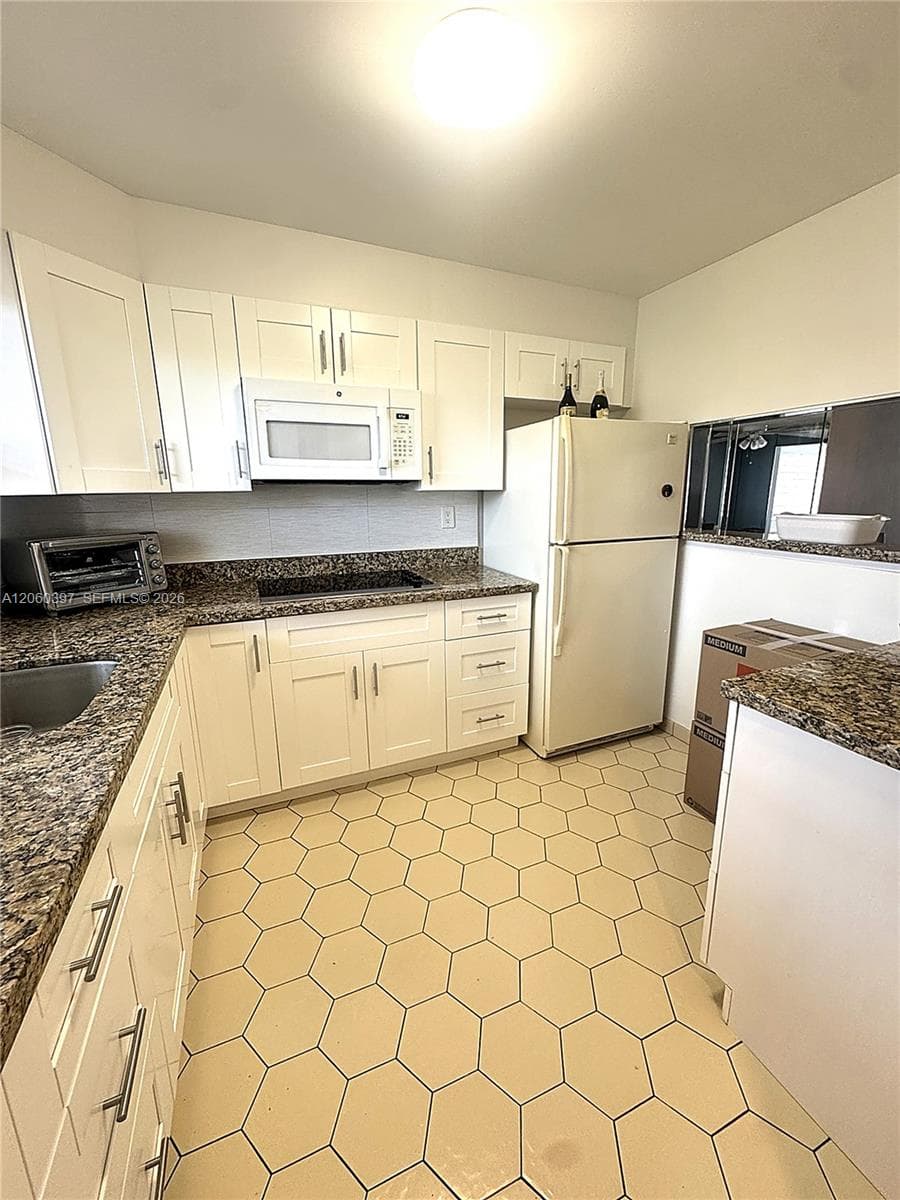 9580 Sunrise Lakes Blvd # 304, Sunrise FL 33322 - Sunrise, FL - Photo 1