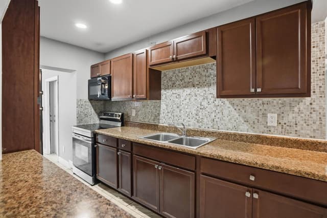 1751 LAUDERDALE MANOR Drive, Fort Lauderdale FL 33311 - Fort Lauderdale, FL - Photo 5
