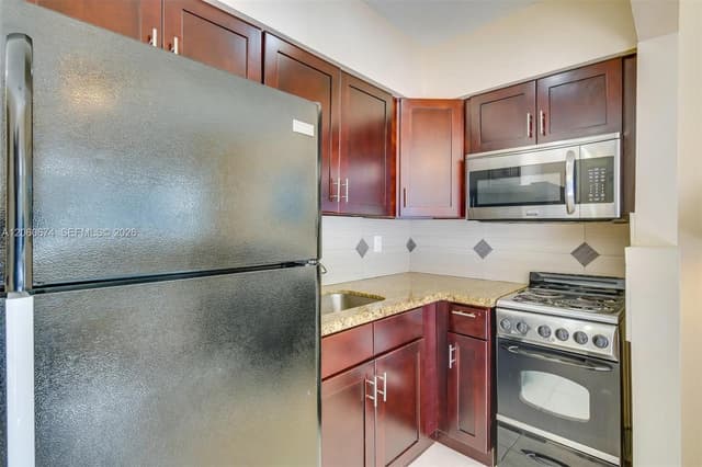 412 NE 4th Ave, Hallandale Beach FL 33009 - Hallandale Beach, FL - Photo 5