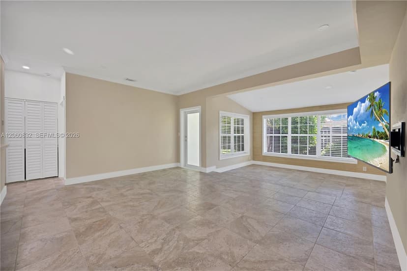 818 NE 3rd St, Hallandale Beach FL 33009