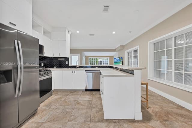 818 NE 3rd St, Hallandale Beach FL 33009 - Hallandale Beach, FL - Photo 5