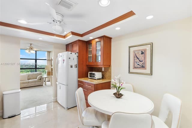 600 Parkview Dr # 709, Hallandale Beach FL 33009 - Hallandale Beach, FL - Photo 2