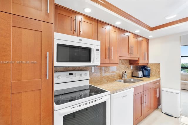 600 Parkview Dr # 709, Hallandale Beach FL 33009 - Hallandale Beach, FL - Photo 3