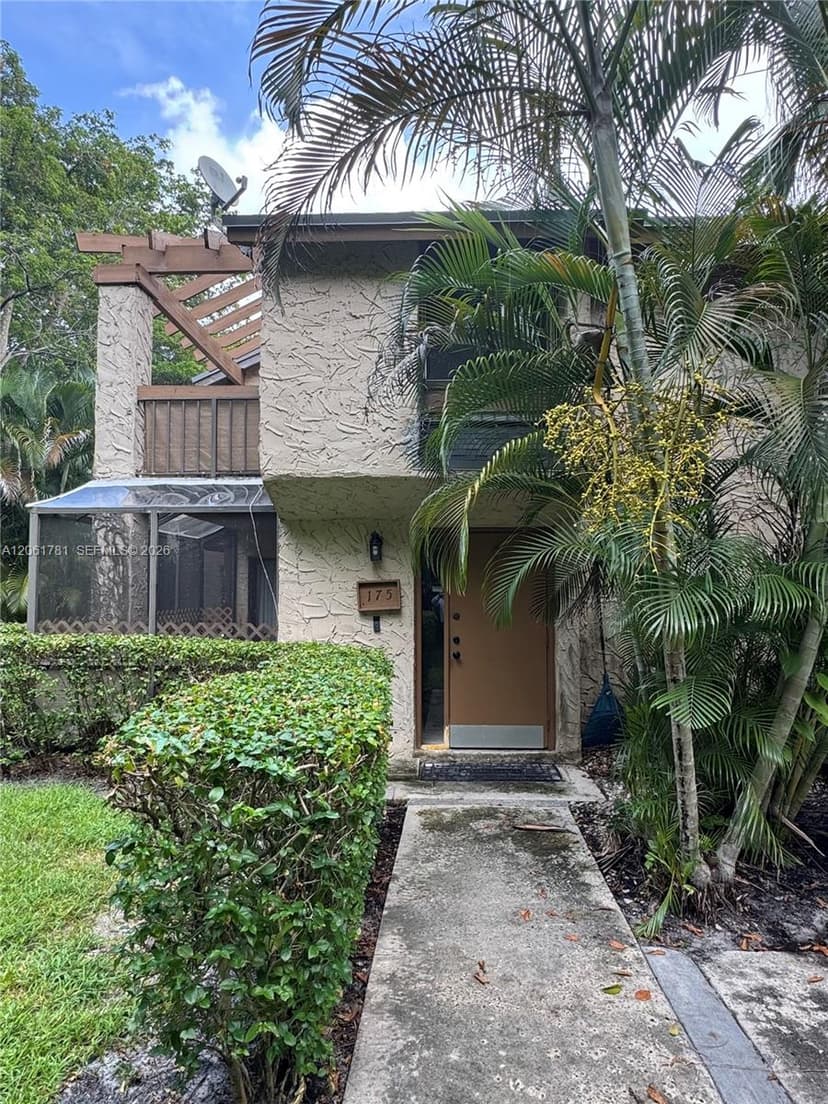 175 Wimbledon Lake Dr, Plantation FL 33324