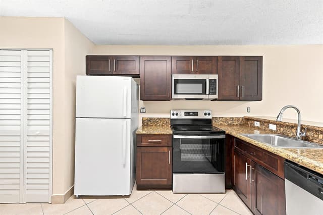 9938 NOB HILL Lane # 9938, Sunrise FL 33351 - Sunrise, FL - Photo 6