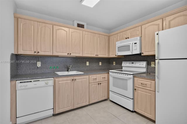 1903 Bermuda Cir # D2, Coconut Creek FL 33066 - Coconut Creek, FL - Photo 4