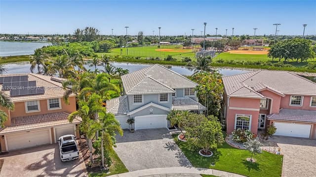 694 SW 168th Way, Pembroke Pines FL 33027 - Pembroke Pines, FL - Photo 3