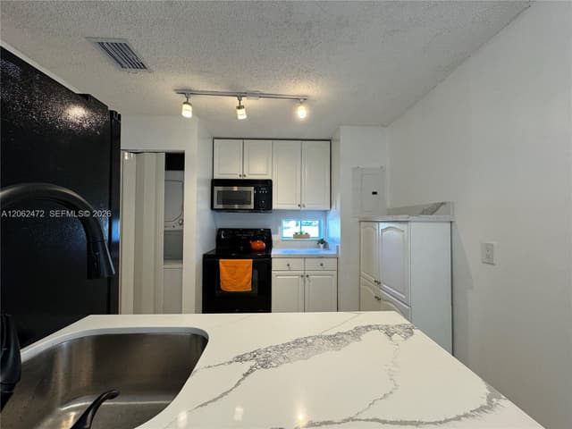 8630 SW 3rd St # 101, Pembroke Pines FL 33025 - Pembroke Pines, FL - Photo 5