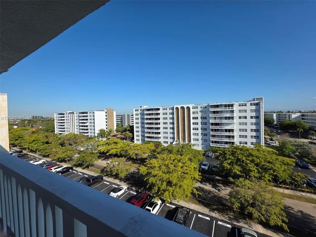 319 NE 14th Ave # 702, Hallandale Beach FL 33009 - Hallandale Beach, FL - Photo 2