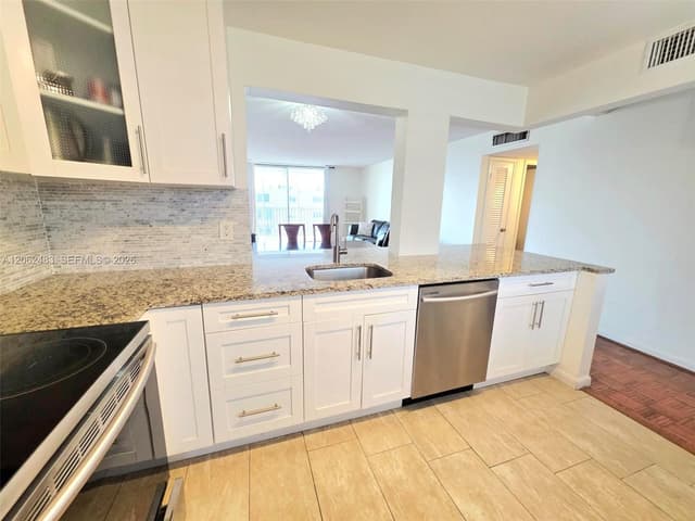 319 NE 14th Ave # 702, Hallandale Beach FL 33009 - Hallandale Beach, FL - Photo 4
