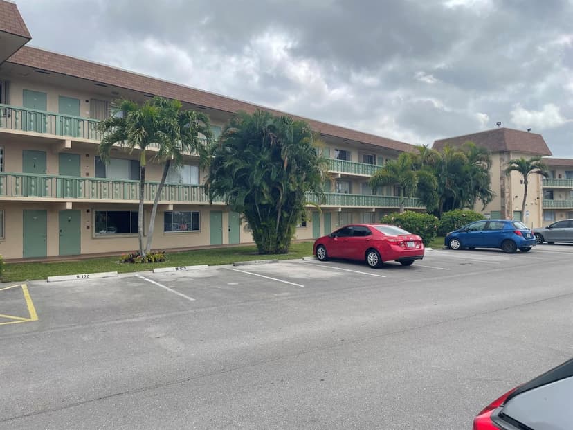 400 Village Green Circle W # 202, Palm Springs FL 33461