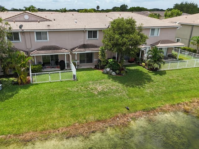 5930 ROYAL Way, Tamarac FL 33321 - Tamarac, FL - Photo 4