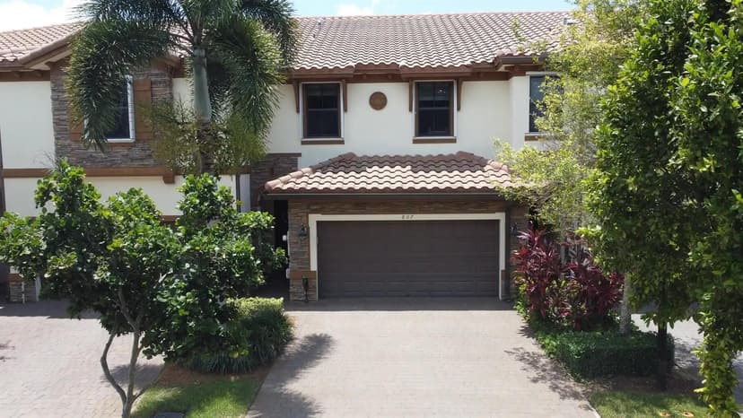 807 E Village Circle, Davie FL 33325
