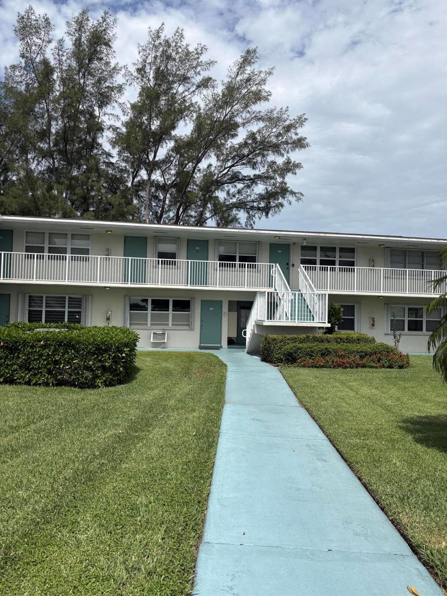 240 HORIZONS W # 208, Boynton Beach FL 33435