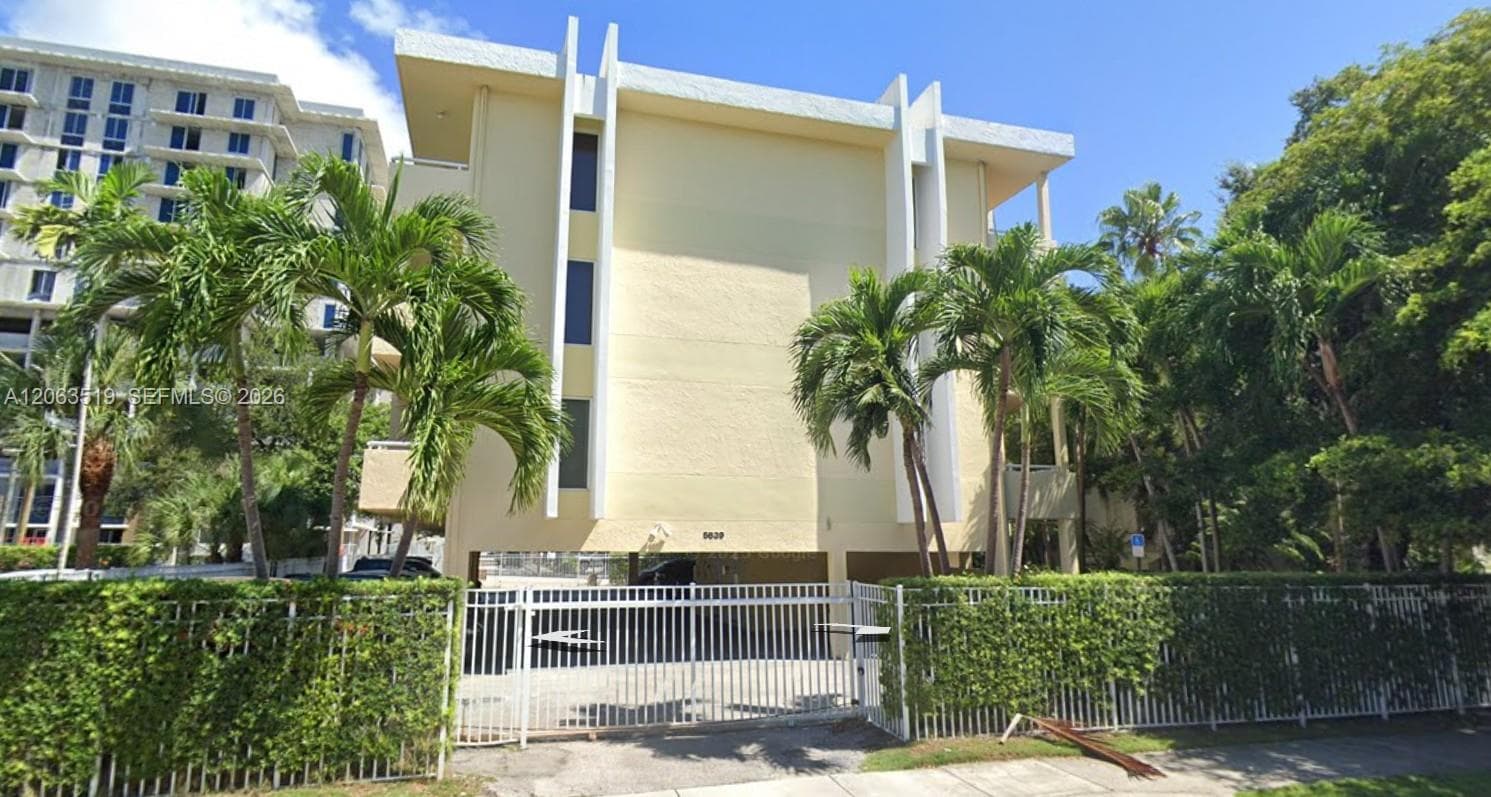 5839 SW 74th Ter # 201, South Miami FL 33143