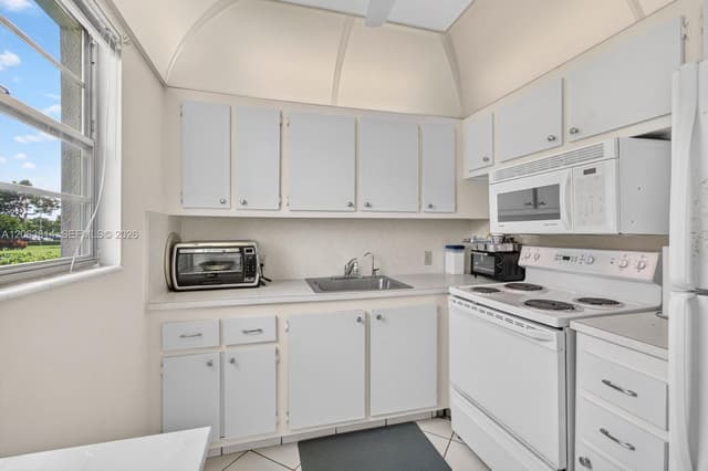 14 Preston # A, Boca Raton FL 33434 - Boca Raton, FL - Photo 5