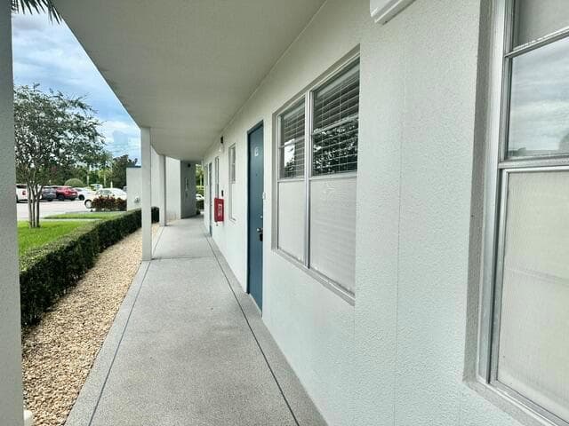 1049 Lincoln C, Boca Raton FL 33434 - Boca Raton, FL - Photo 2
