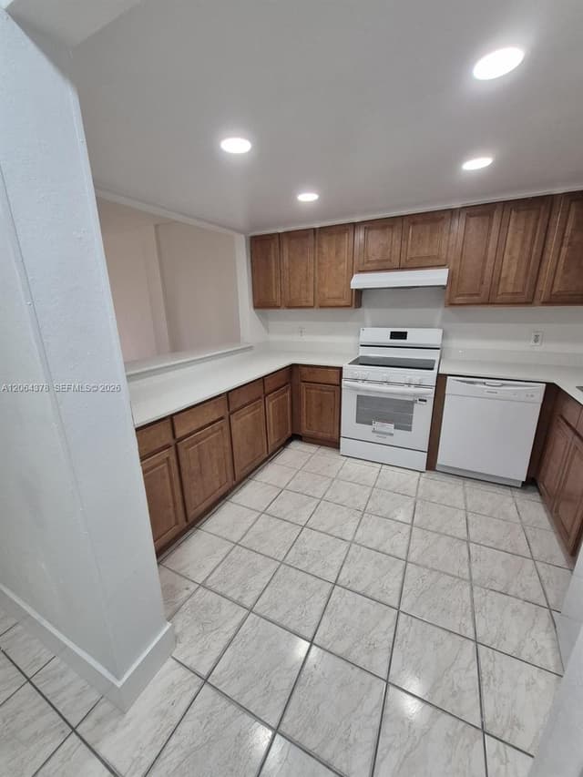 1750 W 46th St # 331, Hialeah FL 33012 - Hialeah, FL - Photo 7