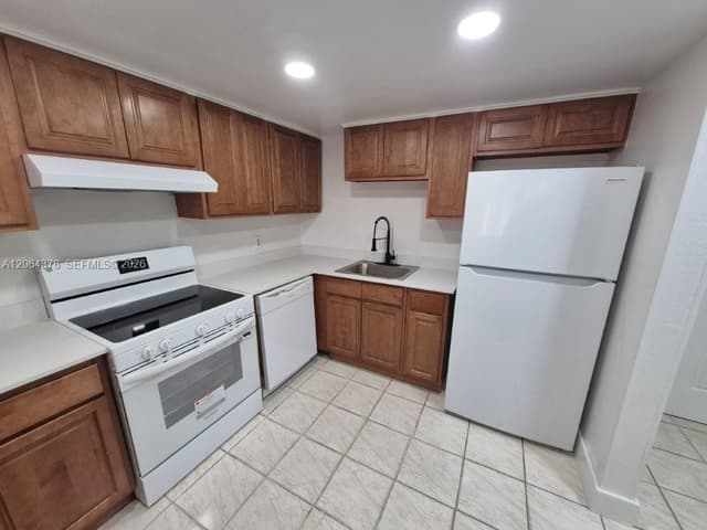 1750 W 46th St # 331, Hialeah FL 33012 - Hialeah, FL - Photo 3