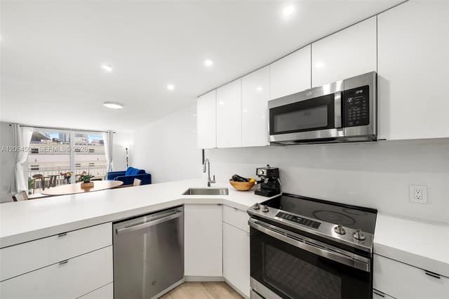 345 Ocean Dr # 610, Miami Beach FL 33139 - Miami Beach, FL - Photo 4