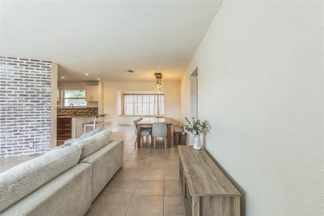 6931 SW 2nd St, Pembroke Pines FL 33023 - Pembroke Pines, FL - Photo 5