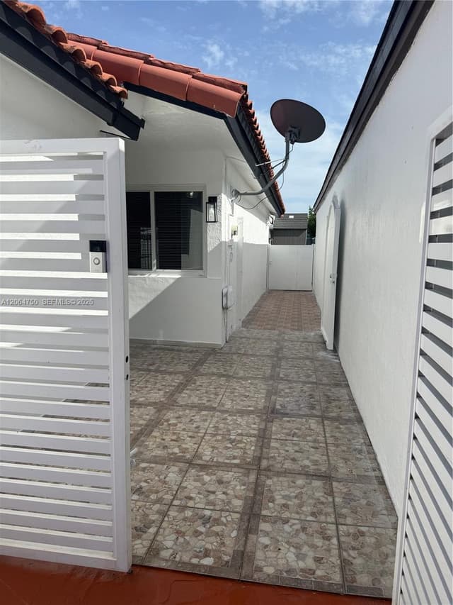 2854 W 75th Ter, Hialeah FL 33018 - Hialeah, FL - Photo 3