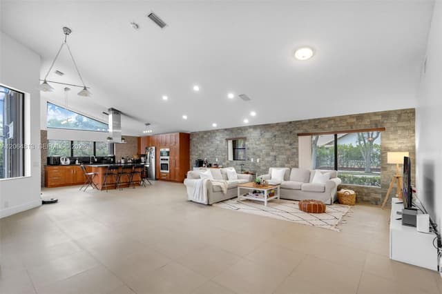 1051 Deerpath Ct, Weston FL 33326 - Weston, FL - Photo 4
